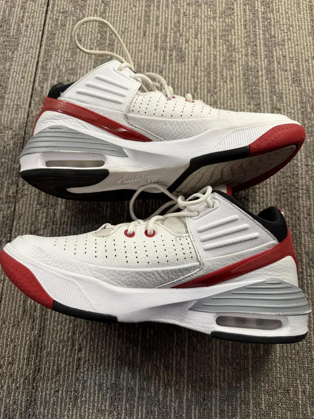 Nike Jordan Max Aura 5 Shoes Mens Size 8.5 White Red Black Basketball DZ4353-101